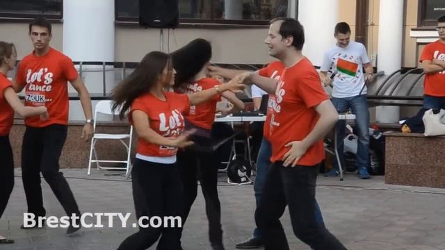 BRESTCITY.COM: Танцевальный ZOUK флешмоб в Бресте (2014) смотреть онлайн