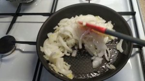 Сайра тушеная под овощами. Рыба с овощами