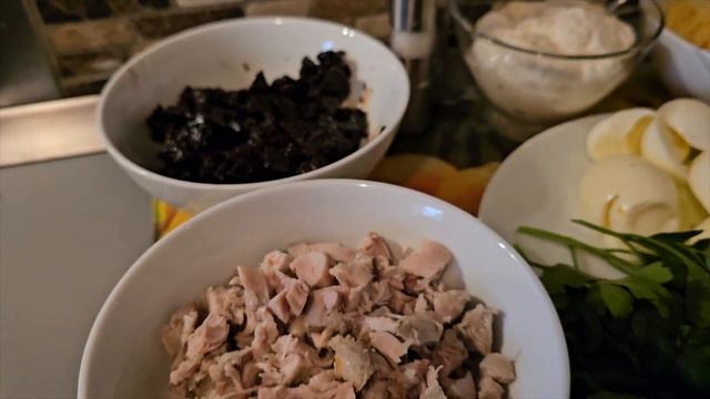 Салат с черносливом и курицей. смотреть онлайн