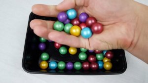 Горка для шариков - разноцветные шарики.