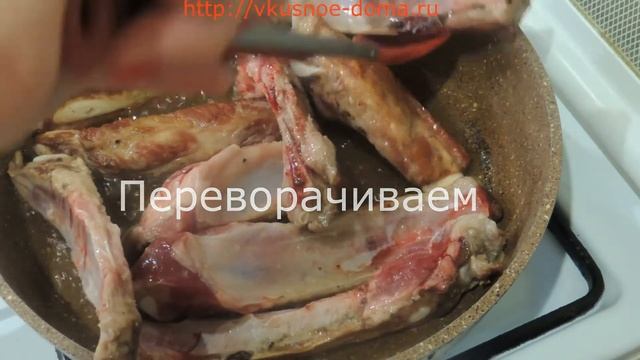 Свиные ребрышки жареные на сковороде с луком и чесноком смотреть онлайн