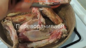 Свиные ребрышки жареные на сковороде с луком и чесноком