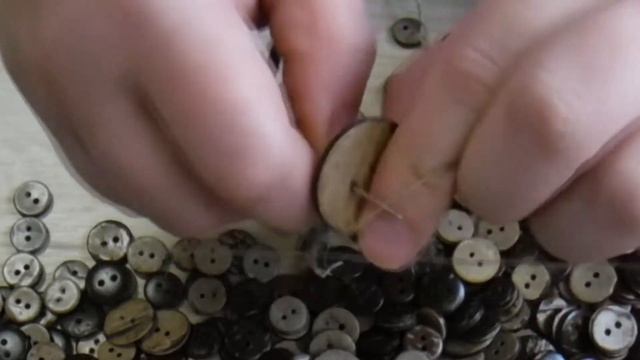 Кокосовые бусы на льняной нитке // Coconut Beads On Linen Thread