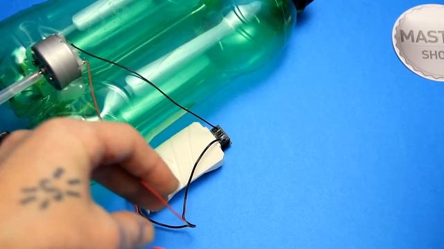 Как сделать катер из пластиковых бутылок. How to make a cool boat made of plastic bottles. Самоделк смотреть онлайн