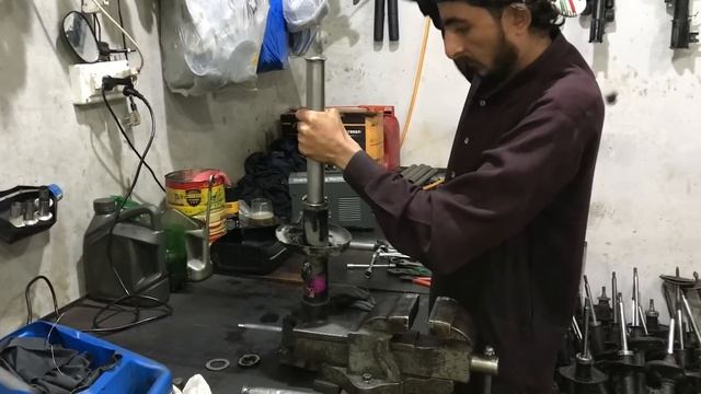 Rebuilding Car Front Shock In Workshop | Repairing Shock Absorber | Refilling Oil Shock смотреть онлайн