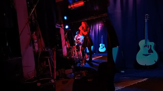 Back to Black by Amy Winehouse Cover live @Troubadour, London (30th Dec 2015) смотреть онлайн