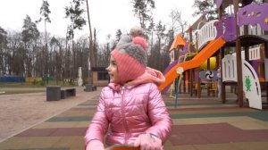 VLOG Алиса на детской площадке с поломанным пальцем