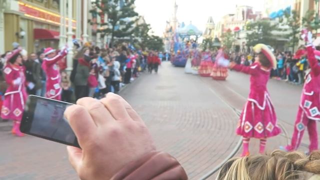 ДИСНЕЙЛЕНД в ПАРИЖЕ | Сумасшедшие Аттракционы | Пешком на Эйфелеву башню смотреть онлайн