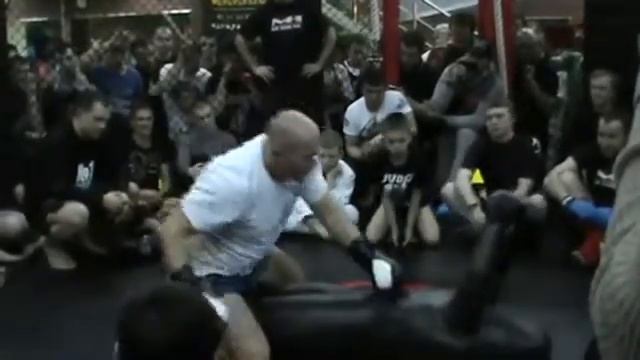 Федор Емельяненко Добивание в партере Ground and Pound by смотреть онлайн