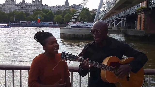 БРИТАНСКИЙ МУЗЫКАНТ СПЕЛ С УЛИЧНОЙ ПЕВИЦЕЙ ► Kiss From a Rose - Seal смотреть онлайн