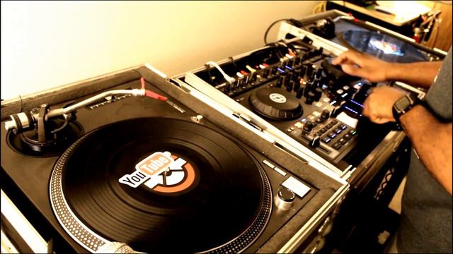 How To Use The Native Instruments Traktor Kontrol S4 Microphone When deejaying A Party смотреть онлайн