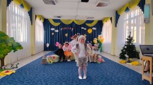 ??Театральная постановка в средней группе «Под грибом» Сутеев ??