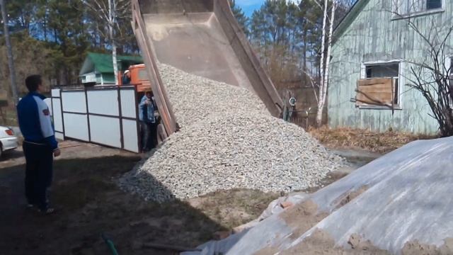 Щебень 20 тон, привезли камаз. смотреть онлайн