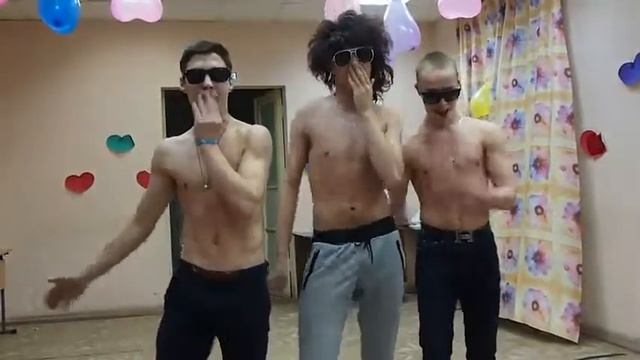 Отжигаем )) Подарок девушкам на 14 февраля в России смотреть онлайн