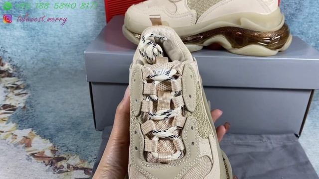 Balenciaga Triple S Off White смотреть онлайн