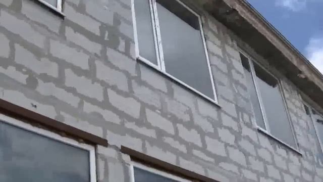 Строительная ошибка- ОЧЕНЬ узкая, но ВЫСОКАЯ пристройка из газоблока. смотреть онлайн