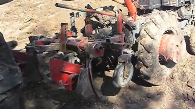 Посадка картофеля. Закрываем картофель в бороздах окучником. Насыпаем гребни. смотреть онлайн