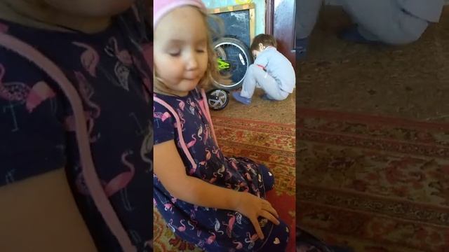Как заставить ребенка убраться. Погодки Маша и Ваня с медведем убираются На живом примере 2 смотреть онлайн