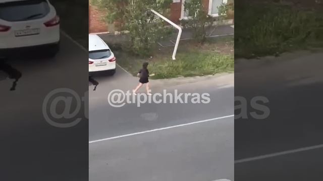 В Краснодаре неадекватная женщина устроила стриптиз на улице Промышленной