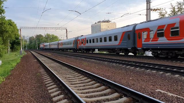 ЭП2К-374 набирает ход с поездом N-15 Москва-Волгоград смотреть онлайн