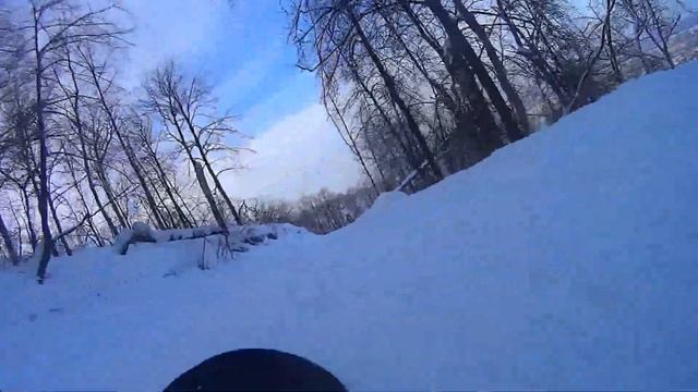 Спуск на сноуборде. Вид от первого лица ноги. смотреть онлайн