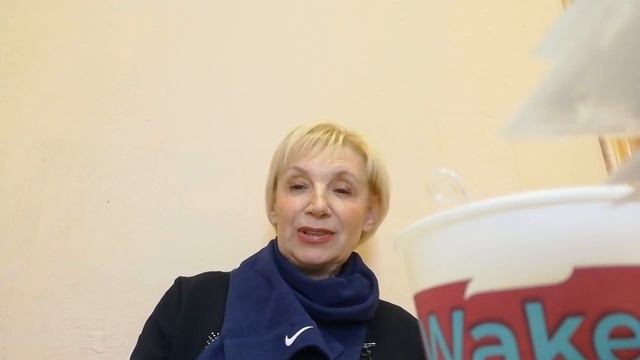 Мама Отличника нападает с помощью своих почитателей) смешно)))