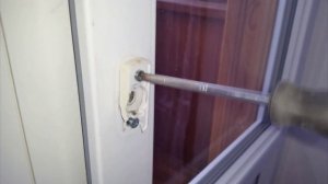 Как заменить сломанную ручку на пластиковом окне или двери?