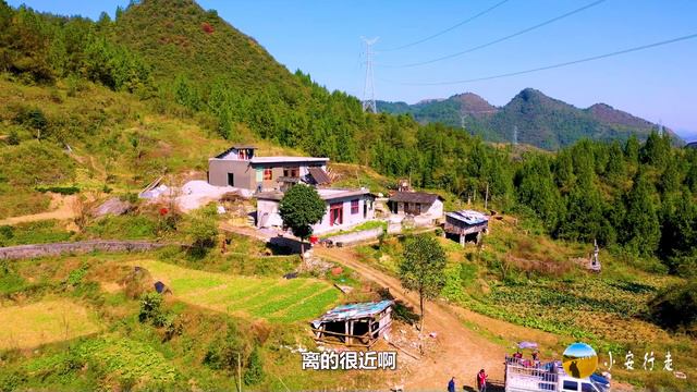 贵州深山一户人家，房子修在高压线下面，周围千亩土地有人耕种
