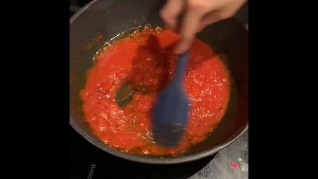 HOW TO MAKE ARRABBIATA SAUCE - EASY TOMATO PASTA SAUCE WITH PRAWN OR CHICKEN смотреть онлайн