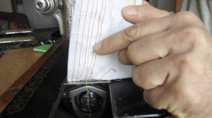 если ПУТАЕТ  внизу ткани образуется БОРОДА строчки