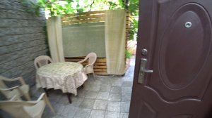 Двухкомнатный дом с уютным озелененным двориком в Евпатории