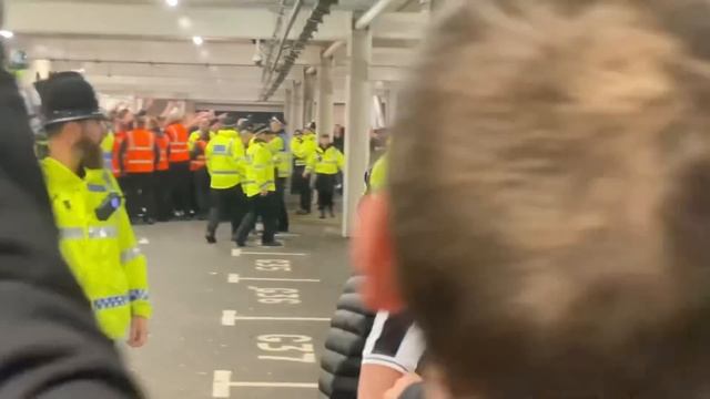 Police horses forced to ride into fans | Batons drawn after Newcastle and Chelsea match смотреть онлайн