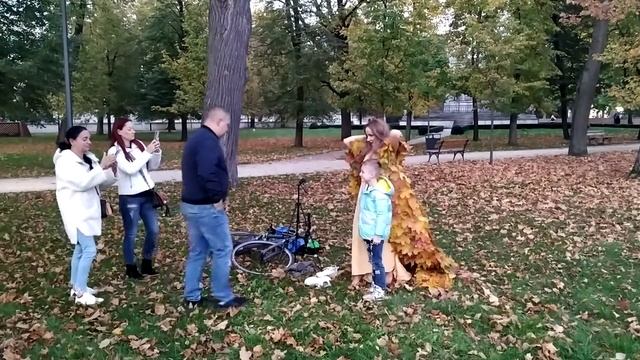ПЛАЩ ИЗ ЛИСТЬЕВ. ОРИГИНАЛЬНО, ПРАВДА? смотреть онлайн