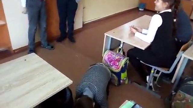 Когда мама увидела , что 2 ставят и деватся не куда смотреть онлайн