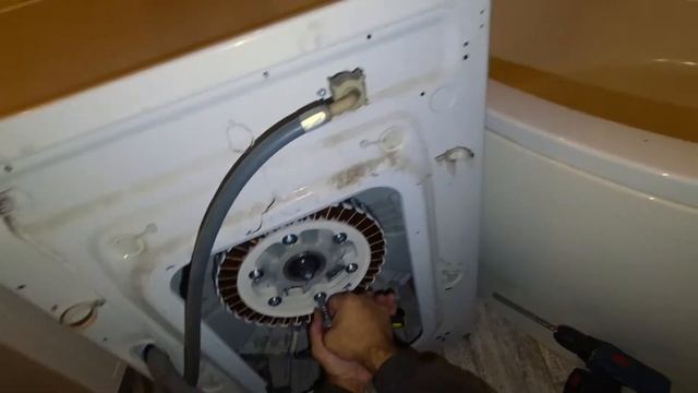 LG Direct Drive - ошибка LE, скрипит. Тахо-датчик, манжета и замок. Комплекcный ремонт стиралки. смотреть онлайн