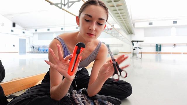 BALLET HACKS - how to handle CORNS! 🤢 смотреть онлайн