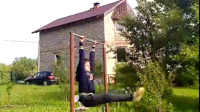 Как научиться поднимать ноги к турнику | ОФП #1 смотреть онлайн