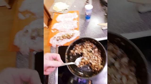 Куриные рулетики с грибами и сыром смотреть онлайн