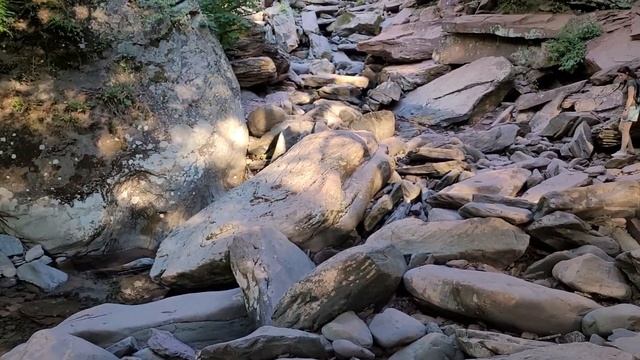 Нью Йорк. Водопад в Катскилских горах в штате Нью Йорк. Kaaterskill Falls Viewing August 20.22 смотреть онлайн