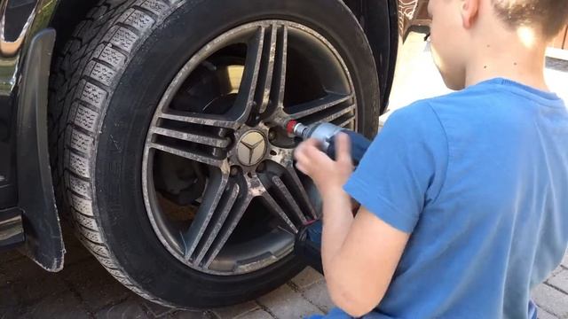 Кристиан меняет колёса - Mercedes Viano