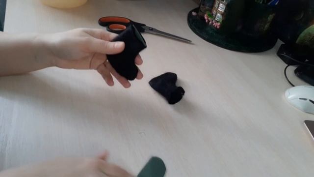 Маленькие декоративные валенки. Можно повесить на елку или свалять для куклы. смотреть онлайн