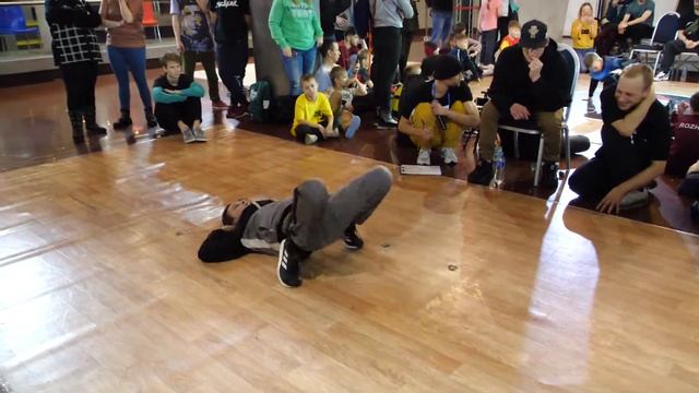 отбор до 2 лет #34 vs bboy Черный - брейкданс батл WINTER WARS 2020 смотреть онлайн