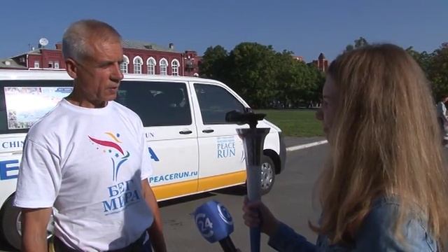 Участники "Бега Мира" пробежали по Саратову с факелом смотреть онлайн