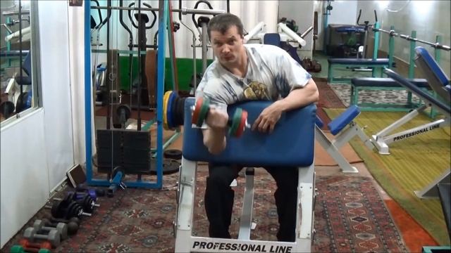 Сгибание рук на скамье Скотта смотреть онлайн