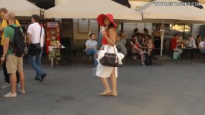 Ира сдала надоевшие босоножки в торговый центр и пошла гулять босиком....