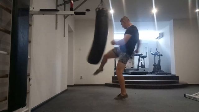 Лоу-кик, мощные удары по груше, набивка голени смотреть онлайн