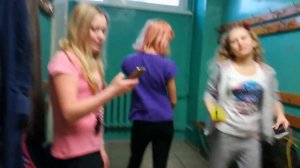 Девочки в раздевалке перед спортом