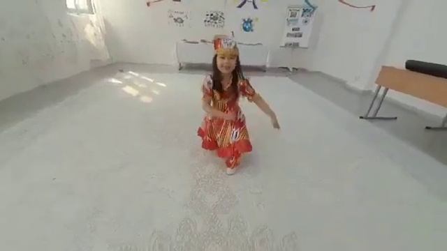 Малика 5 лет. Узбекский танец! смотреть онлайн