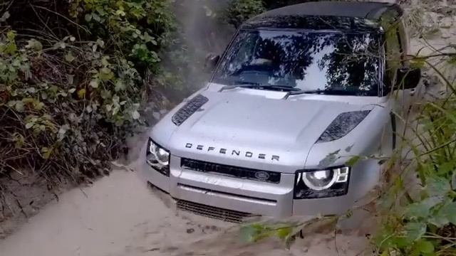 LandRover Defender демонстрирует свою силу