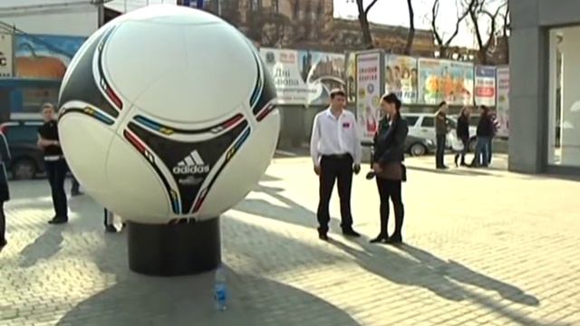 Двое хулиганов повредили символ Еврочемпионата смотреть онлайн